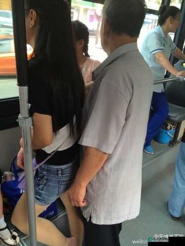 公交车上的禁忌：双乳被老汉揉搓的欲望纠缠