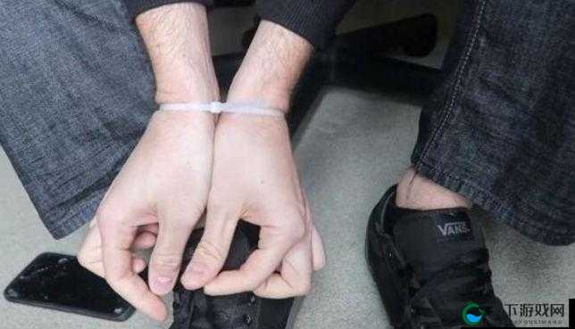 当双手被绑着吊着进入男男蒙眼捆绑：极限欲望与禁忌快感的终极探索